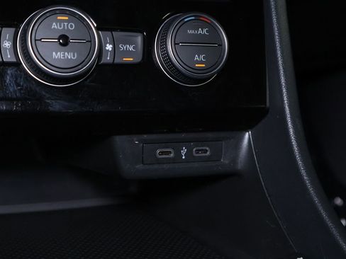 Used 2022 Volkswagen Jetta SE w/ Panoramic Sunroof Package image 32