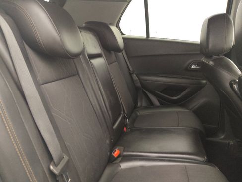 Used 2020 Chevrolet Trax LT w/ LT Convenience Package FWD image 19
