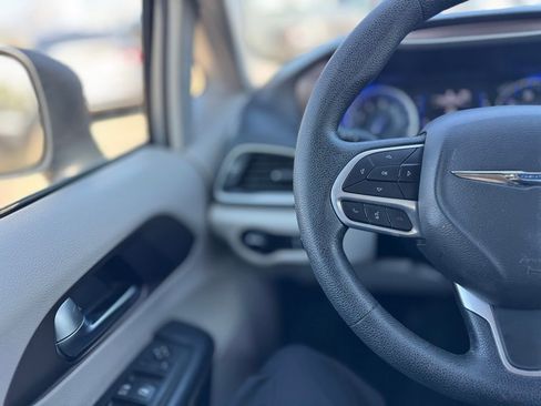 Used 2021 Chrysler Voyager L image 7
