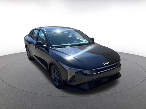 Used 2025 Kia K4 LXS image 3