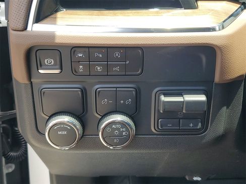 New 2025 Chevrolet Suburban High Country w/ Sun And Tow Package image 29