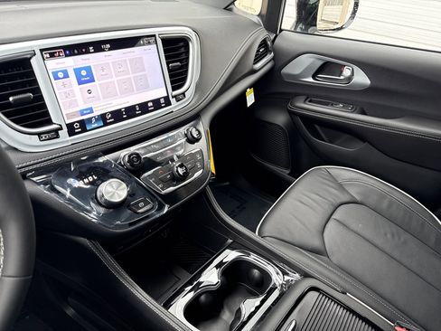 New 2026 Chrysler Pacifica Limited image 28