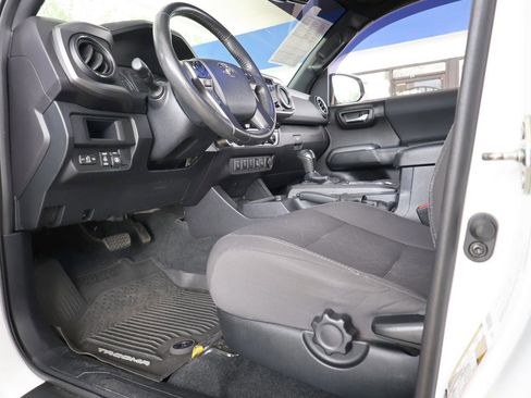 Used 2017 Toyota Tacoma TRD Sport w/ Premium & Technology Package AWD/4WD image 39