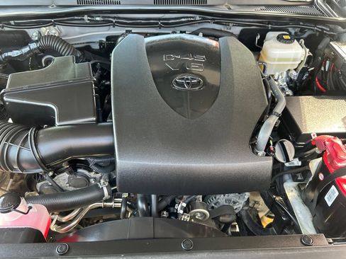 Used 2018 Toyota Tacoma TRD Off-Road w/ Technology Package AWD/4WD image 24