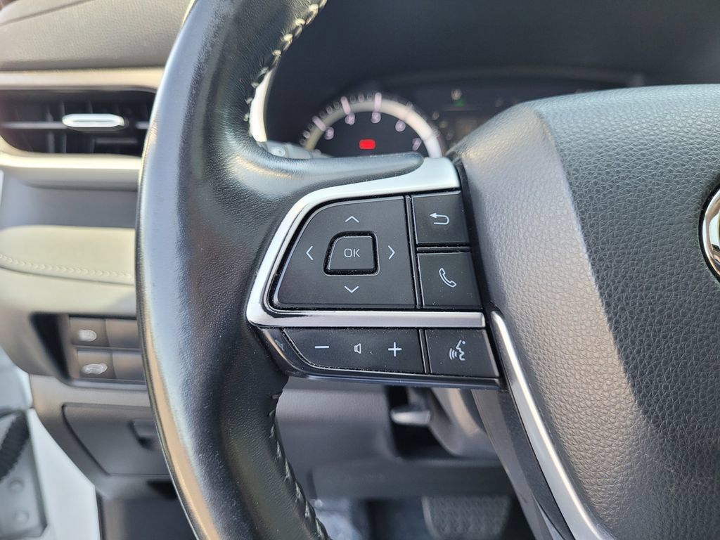 Used 2022 Toyota Highlander XLE AWD/4WD image 23