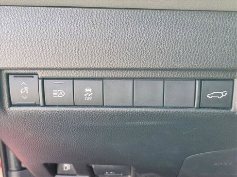 Used 2023 Toyota Venza LE AWD/4WD image 12