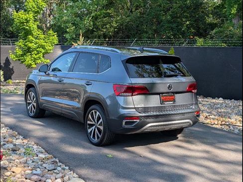 Certified 2022 Volkswagen Taos SE image 3