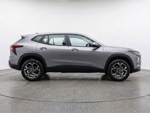 Used 2025 Chevrolet Trax LT w/ LT Convenience Package FWD image 11
