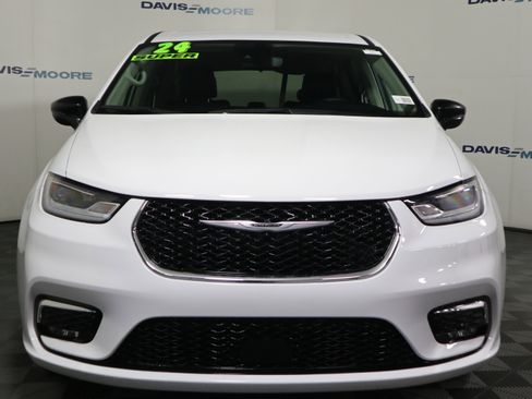 Used 2024 Chrysler Pacifica Touring-L image 12