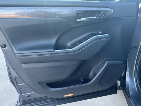 Used 2021 Toyota Highlander Limited image 4