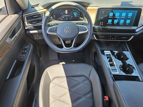 Used 2024 Volkswagen Atlas SE w/ Black Wheel Package FWD image 11