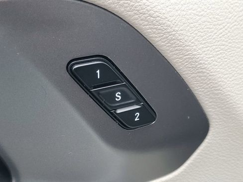 Used 2024 Chrysler Pacifica Touring-L FWD image 12