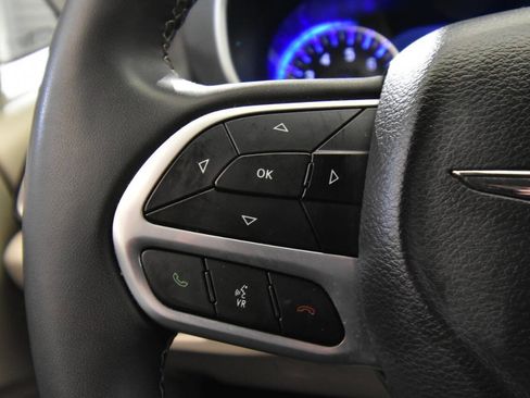 Used 2024 Chrysler Pacifica Touring-L FWD image 25