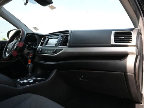 Used 2019 Toyota Highlander LE FWD image 20