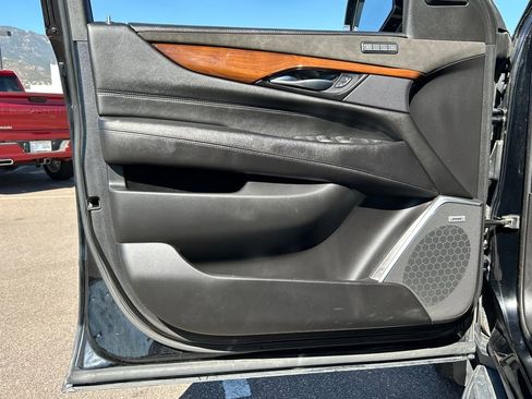 Used 2019 Cadillac Escalade ESV Luxury image 32