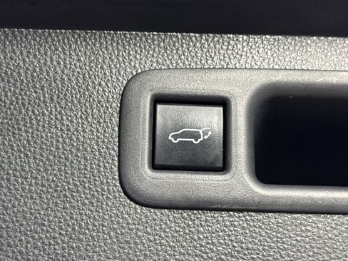 Used 2023 Toyota Highlander XLE FWD image 40
