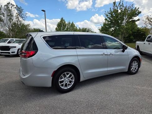 New 2026 Chrysler Pacifica Select image 12