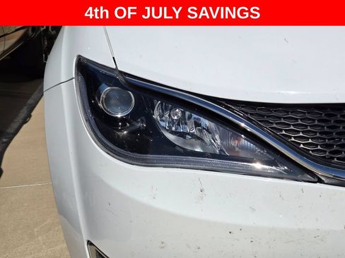 Used 2017 Chrysler Pacifica Touring-L w/ Tire & Wheel Group FWD image 19