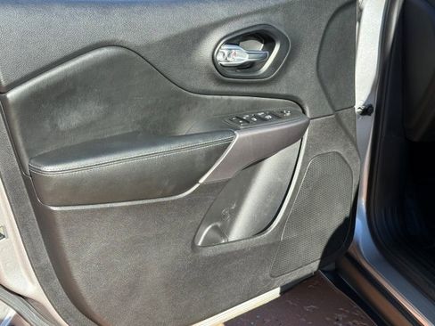 Used 2021 Jeep Cherokee Latitude image 9