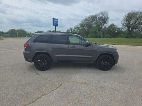Used 2020 Jeep Grand Cherokee Altitude image 2