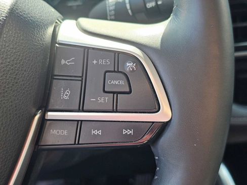 Used 2023 Toyota Highlander Limited FWD image 31