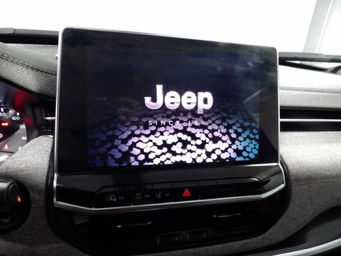 Used 2024 Jeep Compass Latitude AWD/4WD image 9