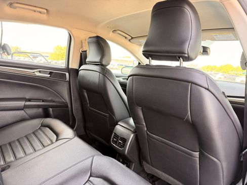 Used 2018 Ford Fusion SE w/ Equipment Group 602A FWD image 18