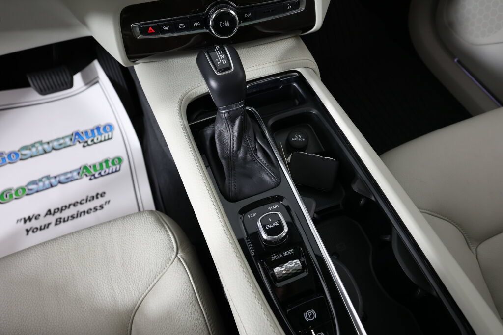 Used 2016 Volvo XC90 T6 Momentum w/ Momentum Plus Package AWD/4WD image 38