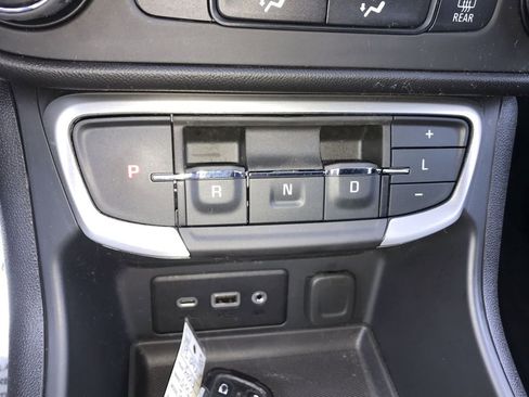 Used 2023 GMC Terrain SLE image 19