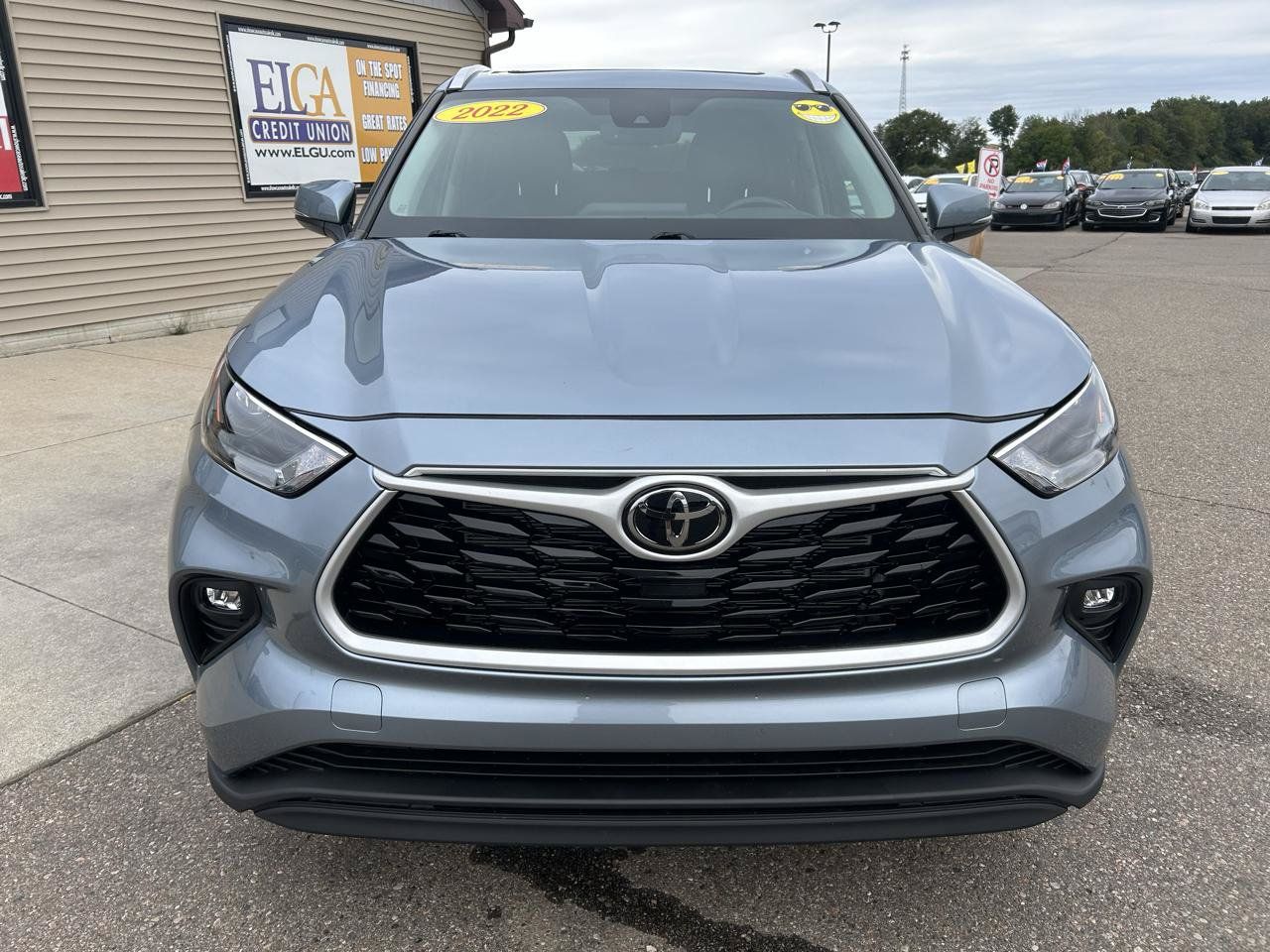Used 2022 Toyota Highlander XLE AWD/4WD image 2
