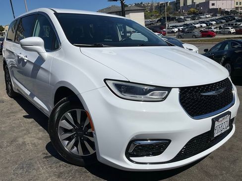 Used 2022 Chrysler Pacifica Touring-L w/ Uconnect Theater Family Group image 1