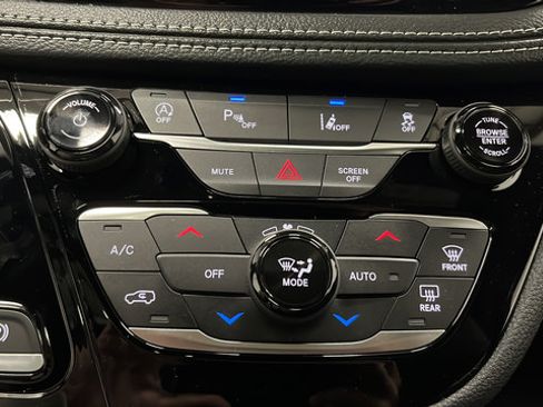 New 2027 Chrysler Pacifica Limited w/ Family Tech Group AWD/4WD image 18