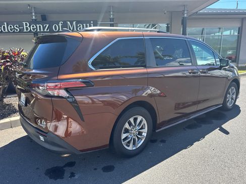 Used 2023 Toyota Sienna LE FWD image 3