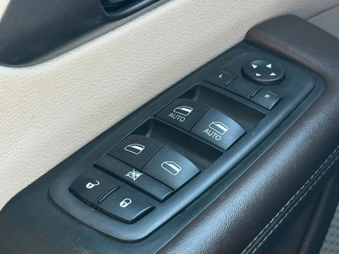 Used 2019 Chrysler Pacifica Touring-L FWD image 41