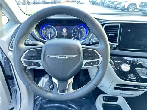 Used 2024 Chrysler Pacifica Touring-L FWD image 18