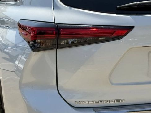 Used 2021 Toyota Highlander Platinum AWD/4WD image 6
