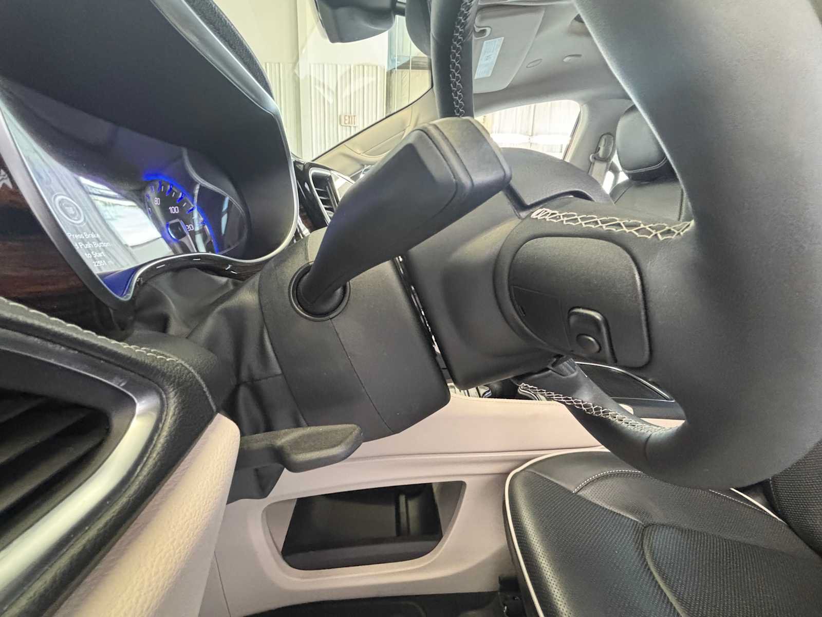 Certified 2024 Chrysler Pacifica Limited FWD image 19