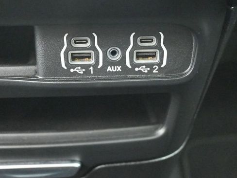 Used 2025 Chrysler Pacifica Select FWD image 3