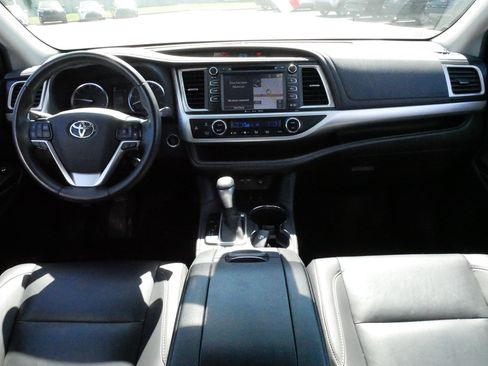 Certified 2019 Toyota Highlander XLE w/ Carpet Mat Package (TMS) AWD/4WD image 10