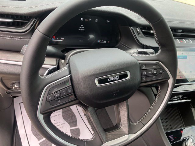 New 2026 Jeep Grand Cherokee Limited w/ Luxury Tech Group II AWD/4WD image 16