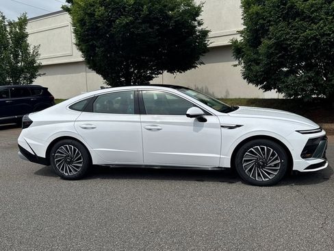 New 2025 Hyundai Sonata Limited image 3