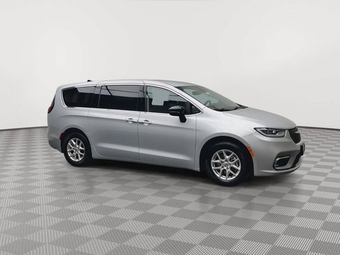 Used 2024 Chrysler Pacifica Touring-L FWD image 39