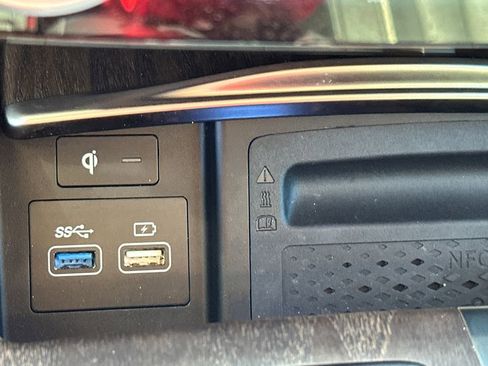 Used 2023 Genesis G80 image 32