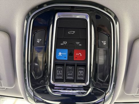 Used 2022 Jeep Grand Cherokee Overland w/ Luxury Tech Group IV AWD/4WD image 37