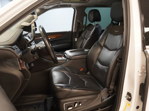 Used 2019 Cadillac Escalade ESV Luxury image 3