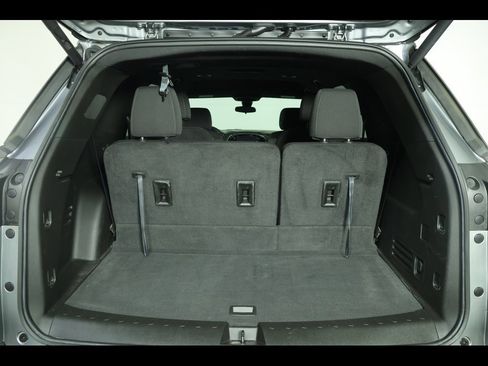 Used 2023 Chevrolet Traverse LT image 16