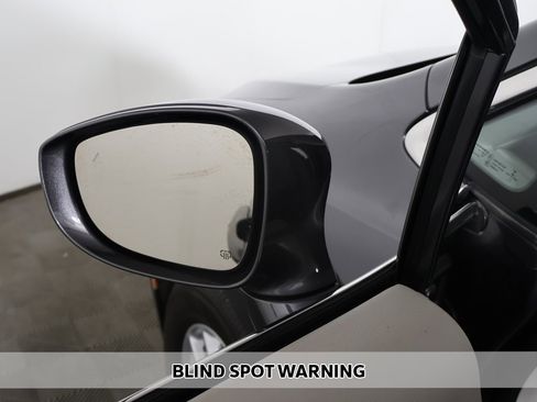 Used 2022 Chrysler Pacifica Touring-L image 4