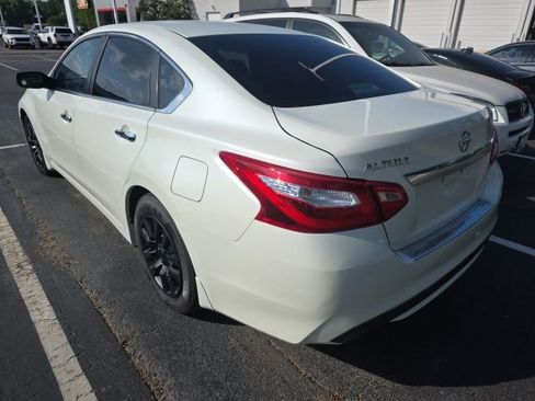 Used 2017 Nissan Altima 2.5 S w/ Interior Lighting Package FWD image 4