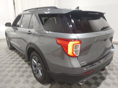 Used 2022 Ford Explorer XLT w/ XLT Sport Appearance Package AWD/4WD image 2