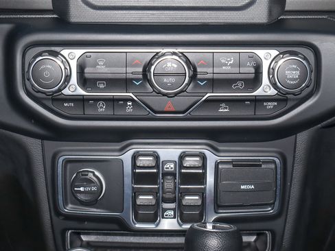 Used 2023 Jeep Gladiator Willys image 11